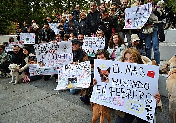 Dueños de perros con sus mascotas posan durante la protesta en el parque Gallaza de Logroño.