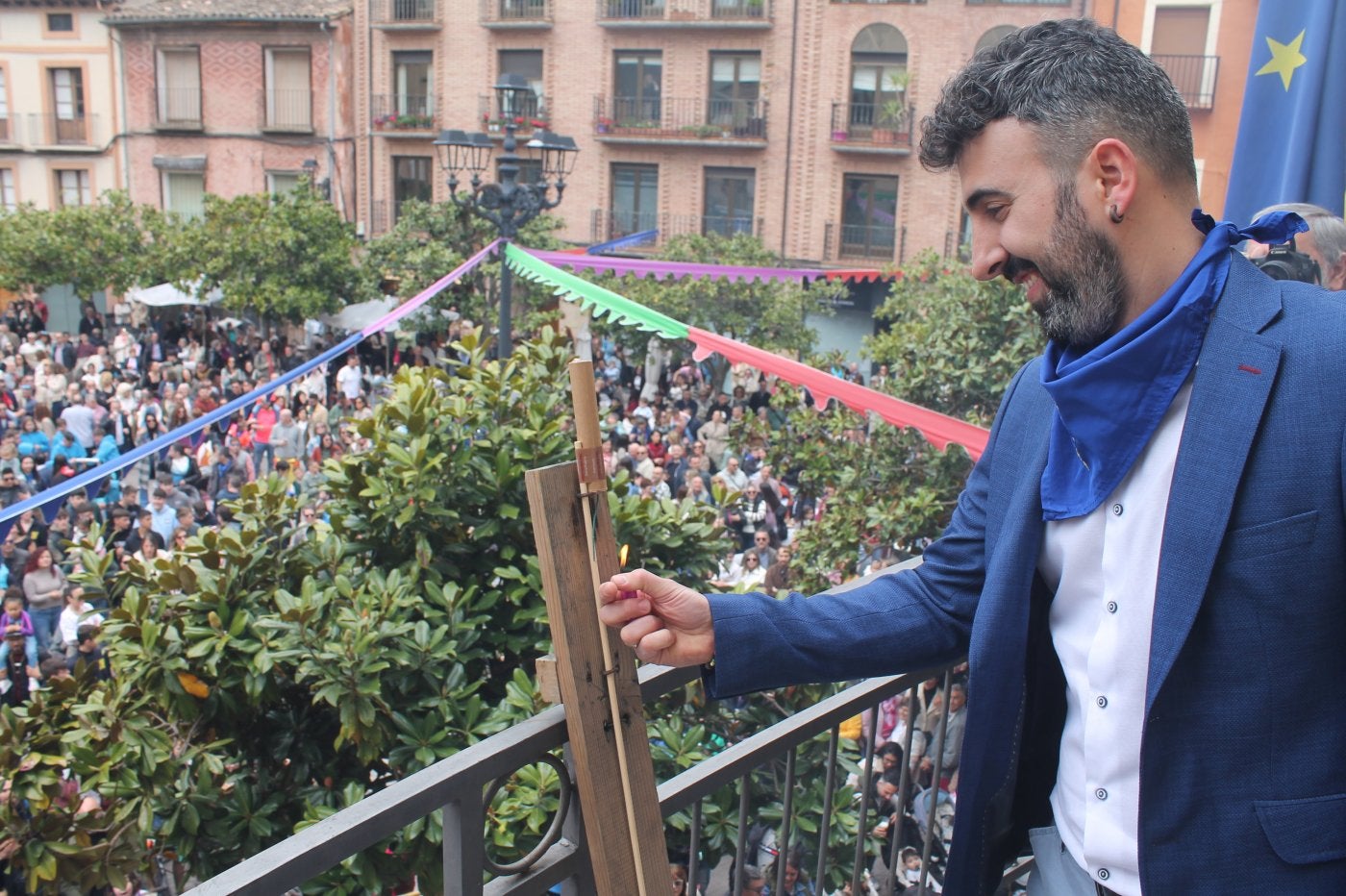 El chef local Kike Fernández, del Gastrobar Meraki, lanza el cohete delante de una plaza de España hasta la bandera de gente.