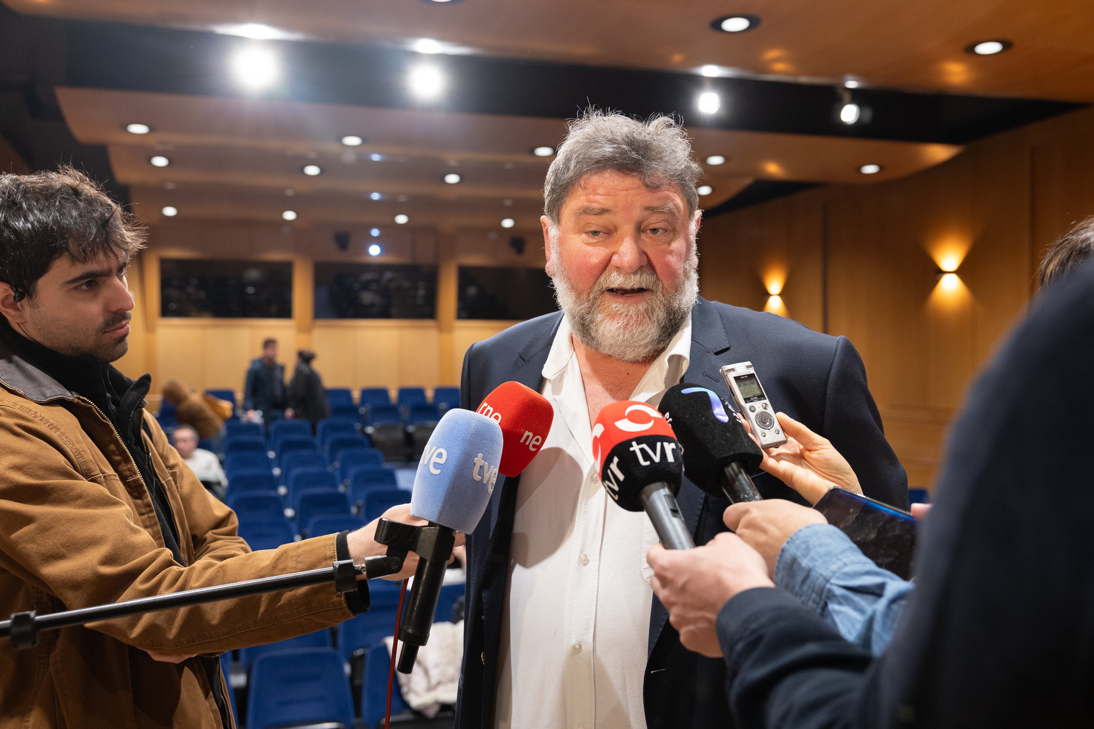 Juan Carlos Sancha, vicepresidente de Bodegas Familiares atiende a los medios antes de la jornada