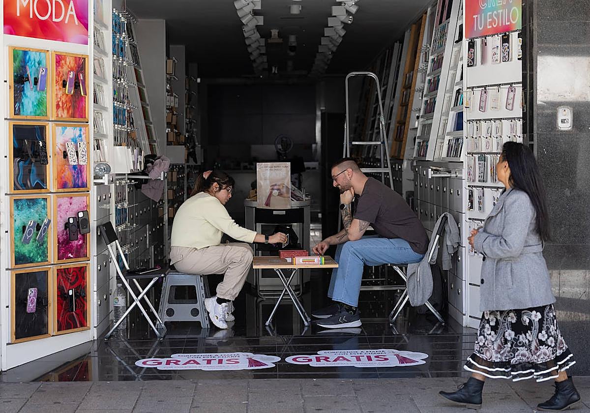 Tiendas cerradas, trabajadores a la espera... los efectos del apagón en Logroño