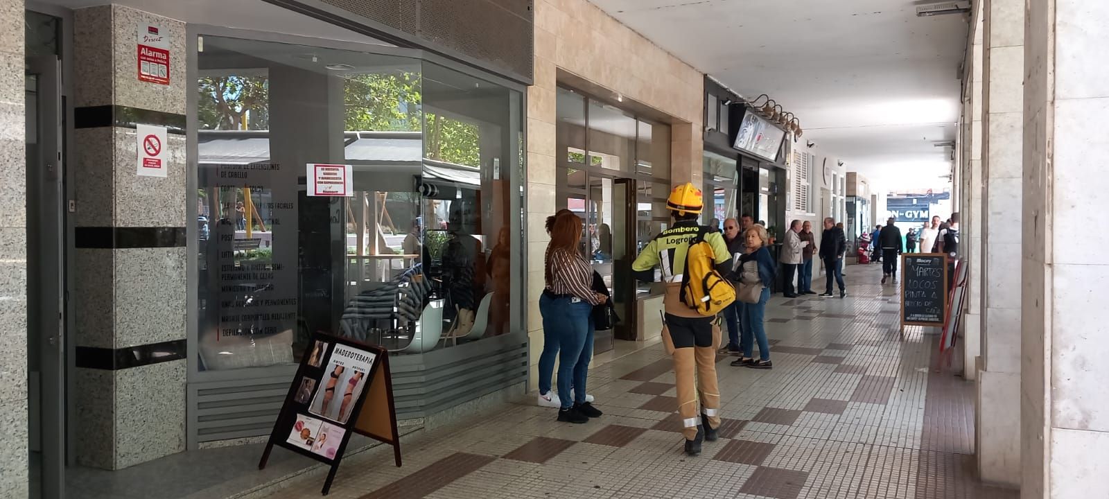 Intervención de Bomberos en un portal de la plaza Primero de Mayo.