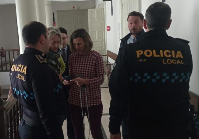 La alcaldesa de Calahorra habla con la Policía Local.