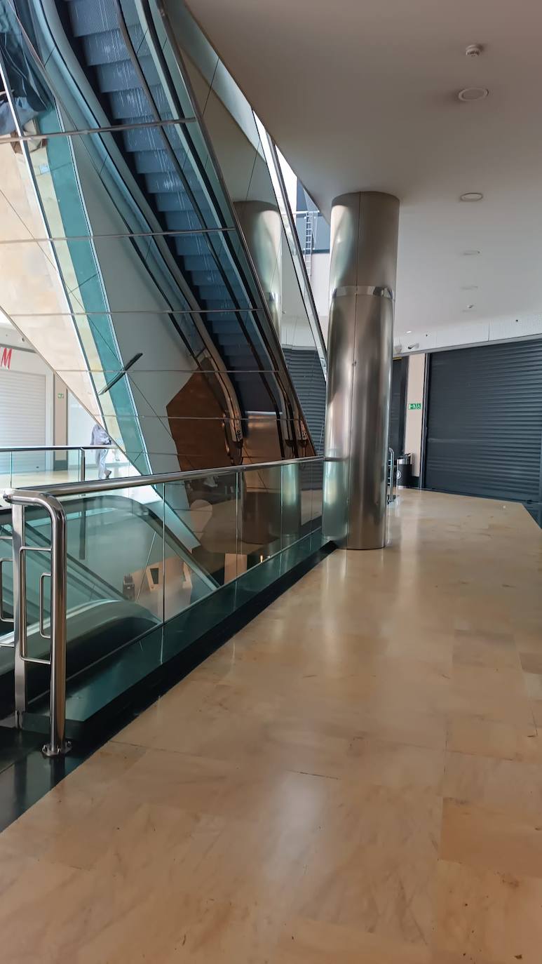 Las tiendas del Berceo han cerrado por el apagón.