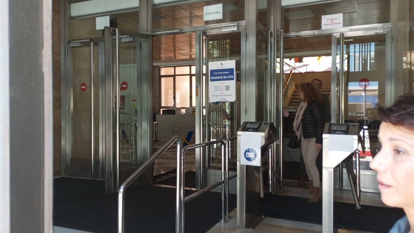 Fotos | Comercios y trenes parados mientras La Laurel sigue su curso