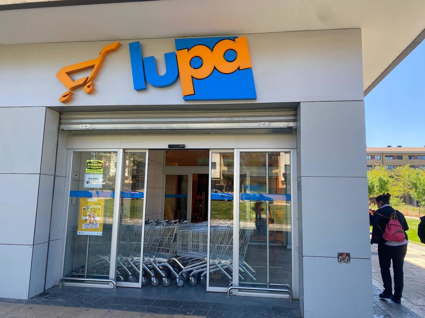 Carros en el supermercado para impedir la entrada de clientes.