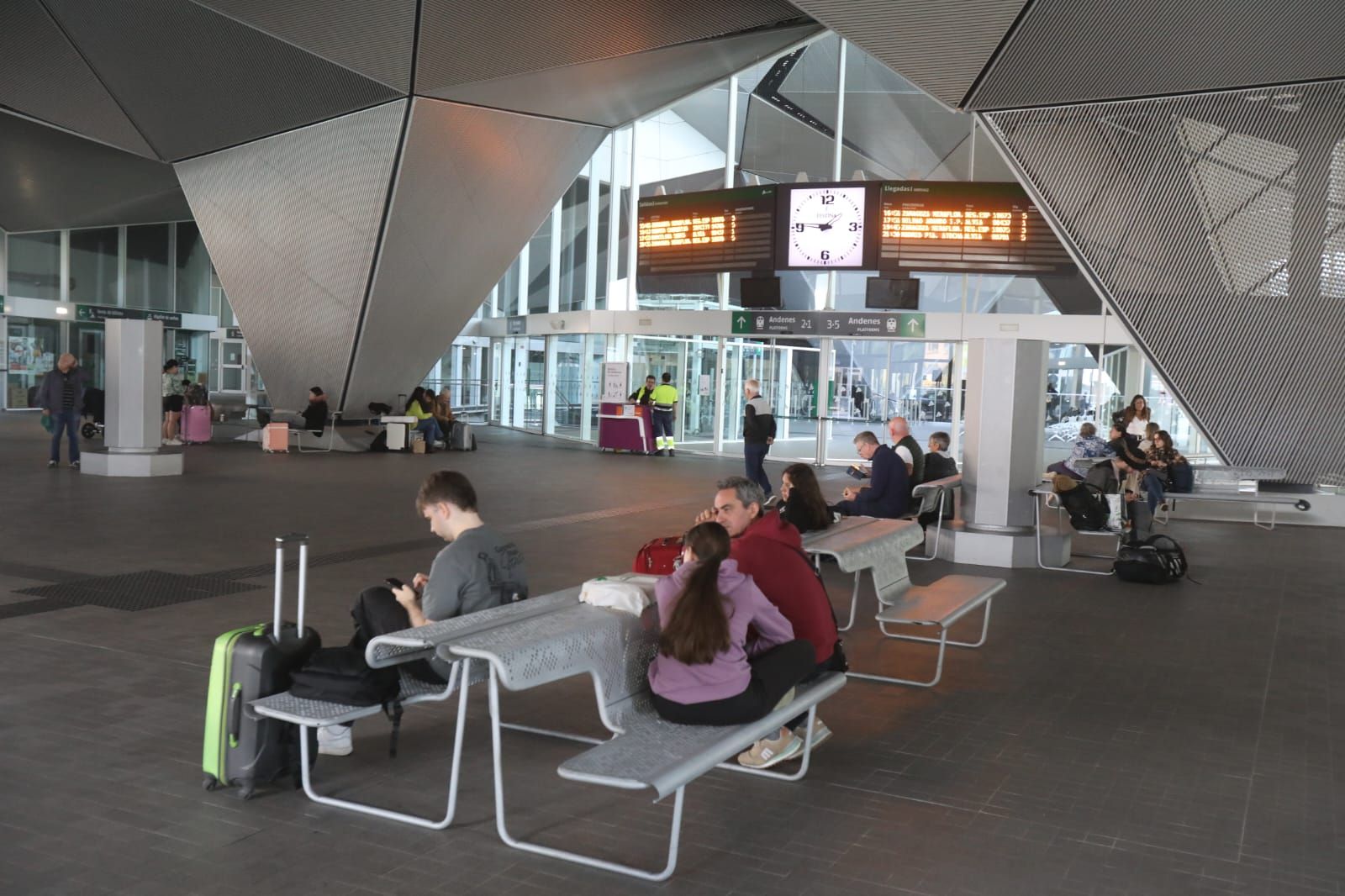 Fotos | Comercios y trenes parados mientras La Laurel sigue su curso