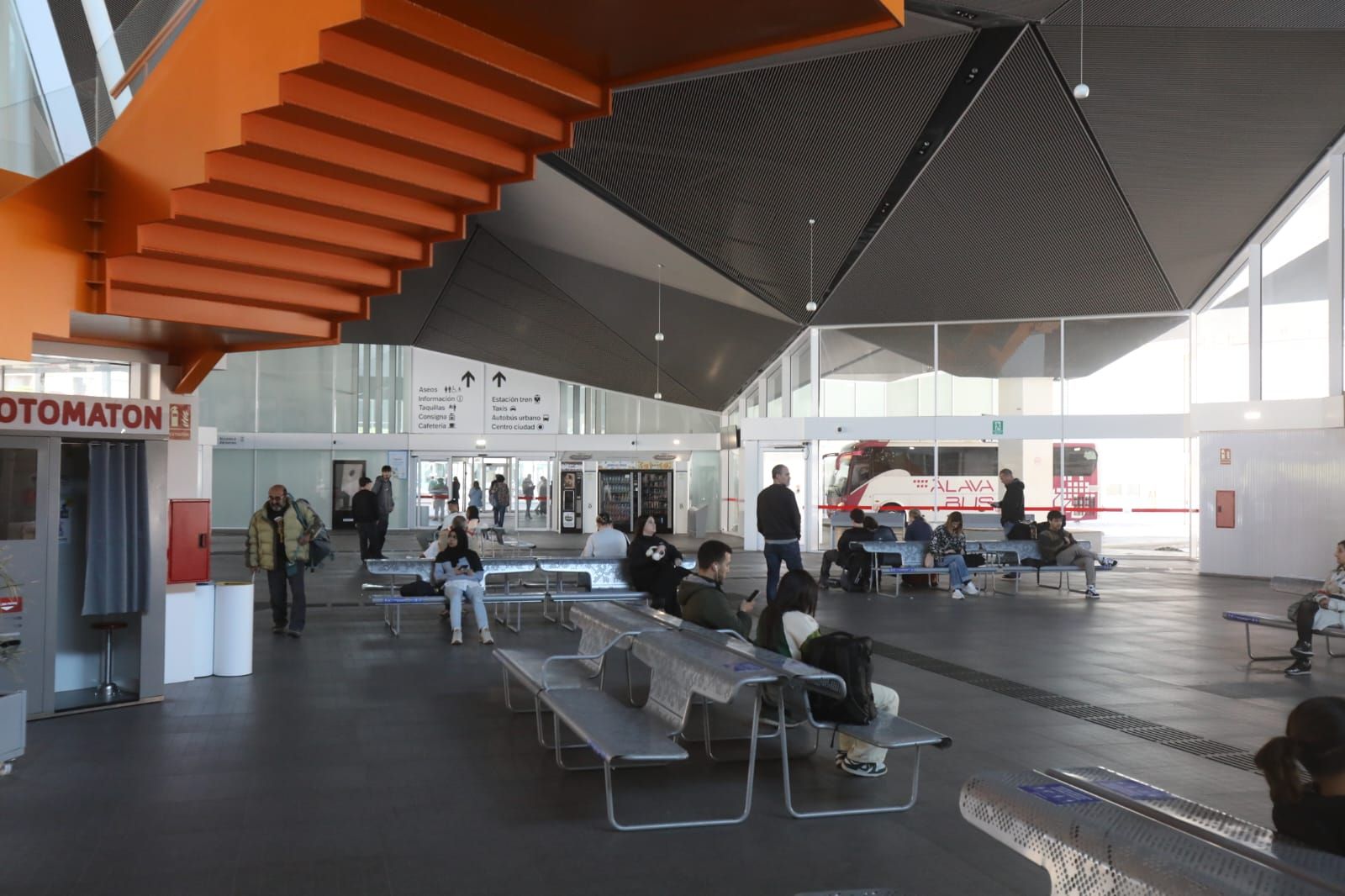 Fotos | Comercios y trenes parados mientras La Laurel sigue su curso