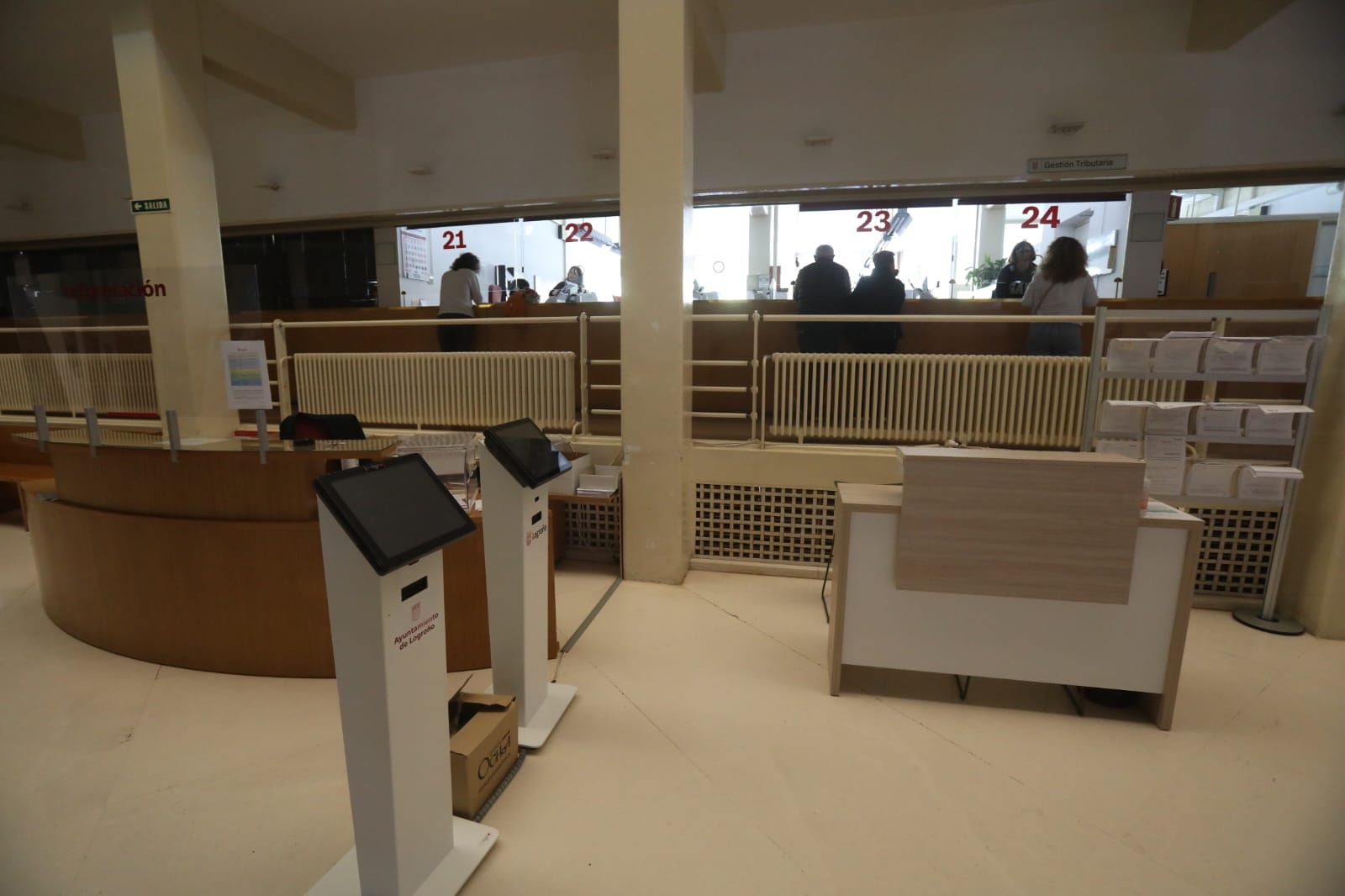 Fotos | Comercios y trenes parados mientras La Laurel sigue su curso