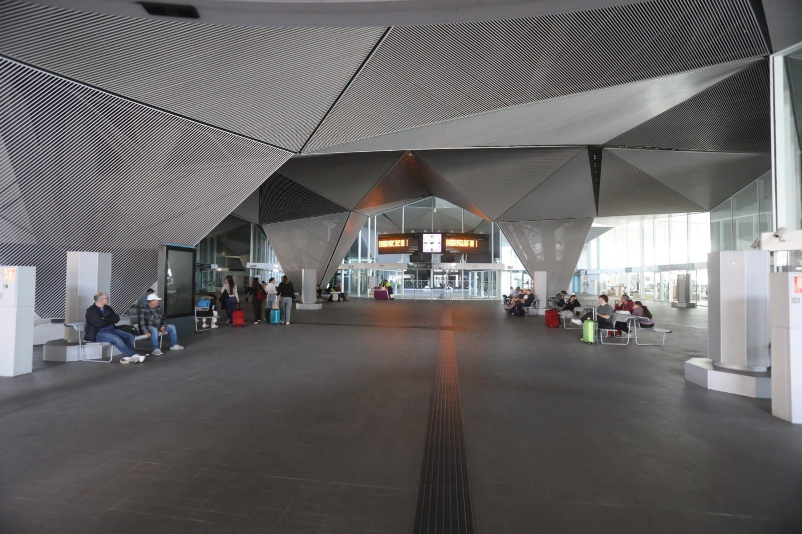 Fotos | Comercios y trenes parados mientras La Laurel sigue su curso