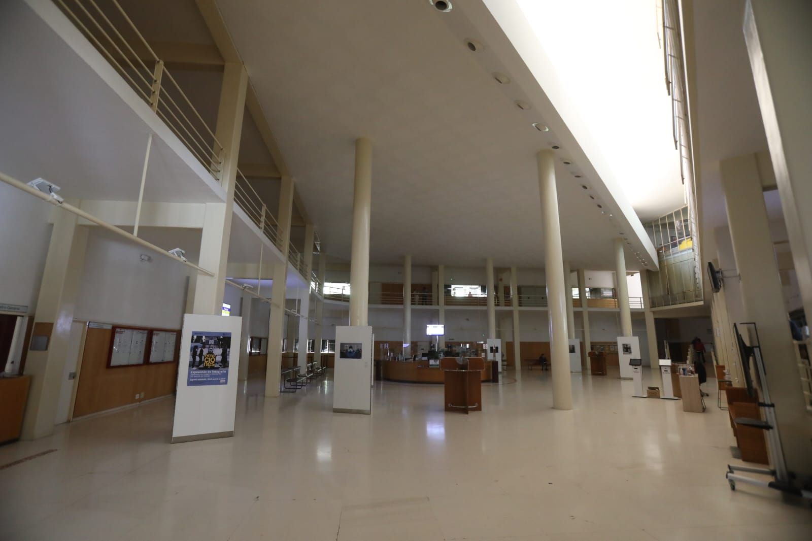 Fotos | Comercios y trenes parados mientras La Laurel sigue su curso