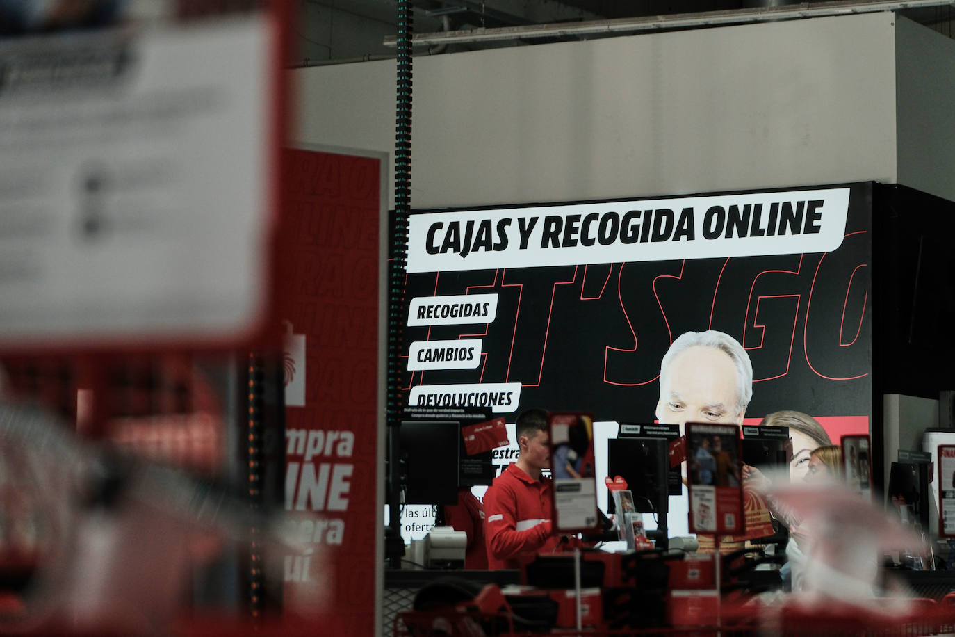 Fotos | Comercios y trenes parados mientras La Laurel sigue su curso