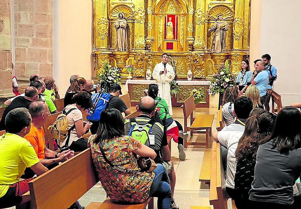 Fieles en la capilla de Vico, en la salida de la Valvanerada Scout.