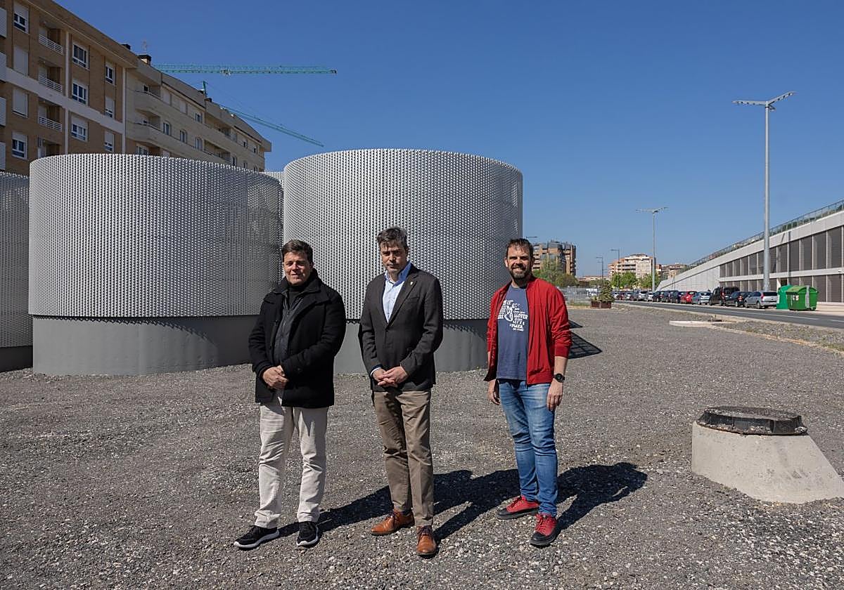 Cruz-Dunne, Alonso y Reinares, ayer, junto a la subestación.