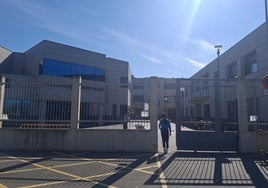 Una alumna entra en el colegio San José de Logroño durante esta mañana.