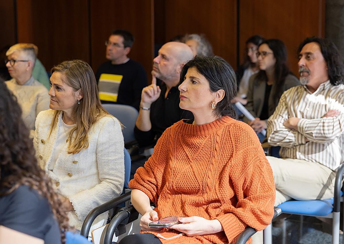 Imagen secundaria 1 - Un momento de la mesa debate en la que han participado los tres psiquiatras infantojuveniles y público asistente a las jornadas.