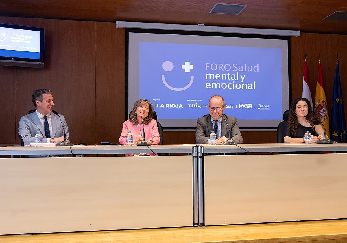 Imagen principal - Un momento de la mesa debate en la que han participado los tres psiquiatras infantojuveniles y público asistente a las jornadas.