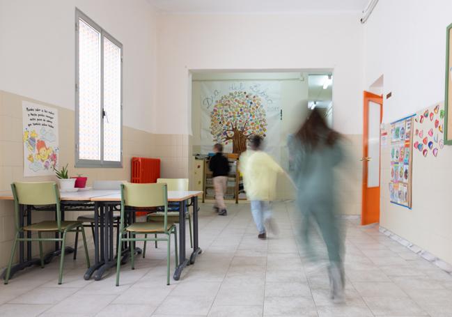 Alumnos por el interior del colegio Vélez de Guevara en la mañana de ayer.