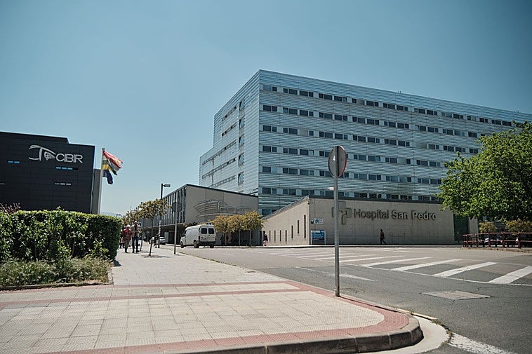 Imagen del hospital San Pedro, ayer por la mañana.