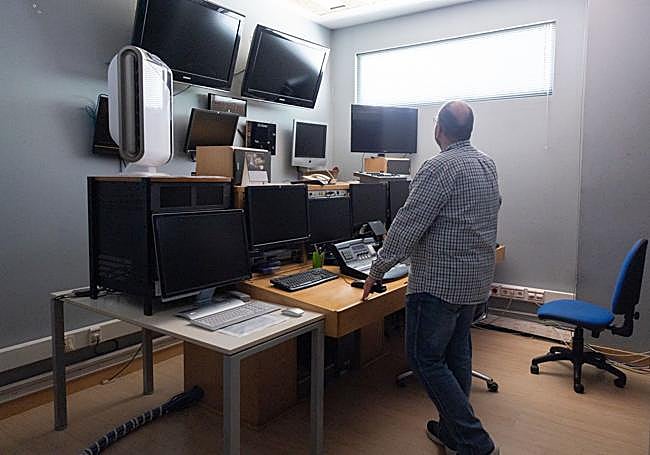 Diego Sáenz de Tejada, realizador de TVR, ante las pantallas fundidas a negro.