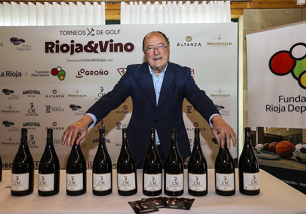Carlos Moro, con las botellas que luego se regalaron a los ganadores de la jornada.