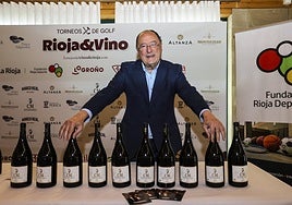 Carlos Moro, con las botellas que luego se regalaron a los ganadores de la jornada.