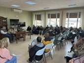 Reunión mantenida por los representantes municipales y de la empresa con los vecinos de Hervías en el centro social.