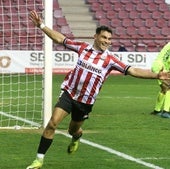 Raúl Rubio celebra un tanto ante el Subiza en Las Gaunas