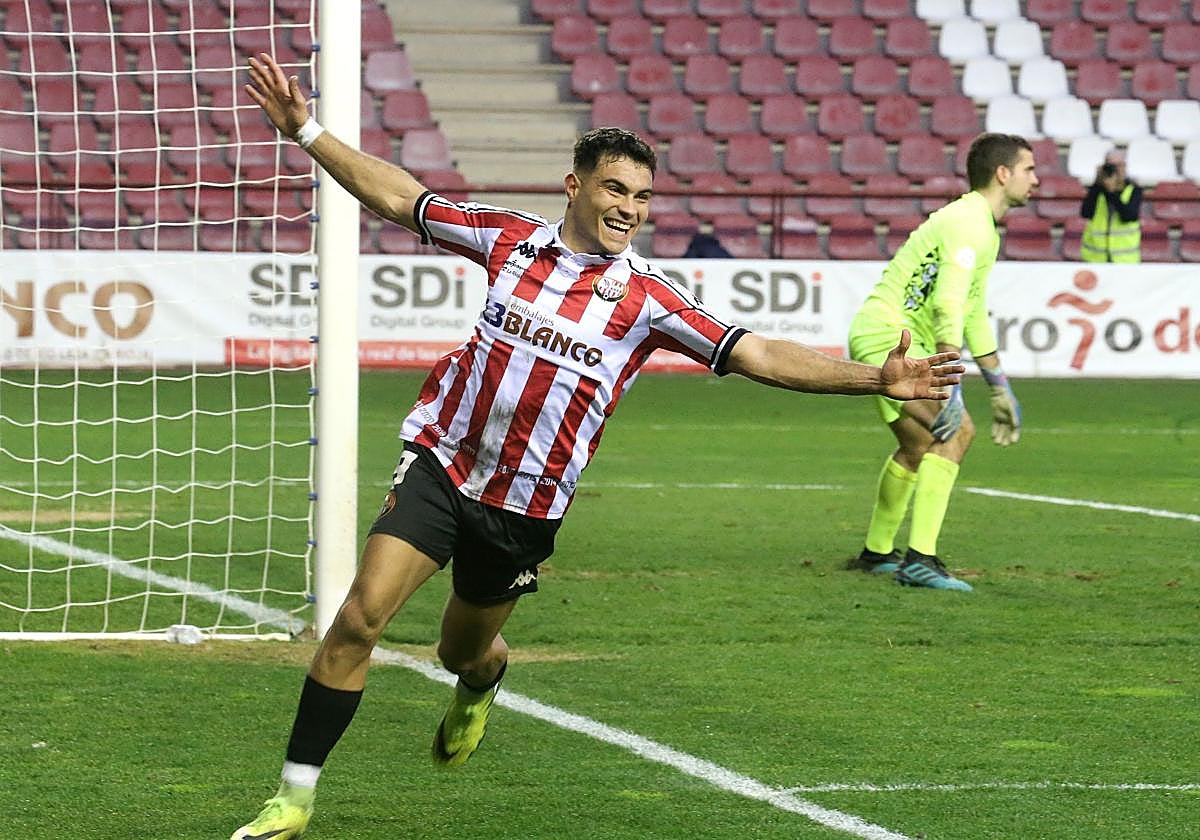 Raúl Rubio celebra un tanto ante el Subiza en Las Gaunas