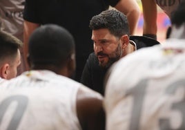 Úriz da instrucciones a sus hombres en el partido ante el Bisbal en Lobete.