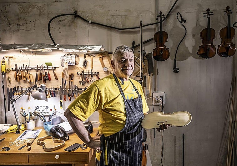 Anatoliy Kosakovskyy con la tapa de su último instrumento, un violín.