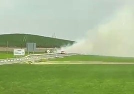 Un camión en llamas provoca el corte de la N-232 en Cuzcurrita