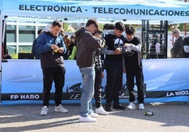 Varios alumnos, con unos coches teledirigidos.