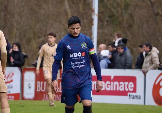 Moha, capitán del Anguiano, en el partido contra el Eibar B en Isla.
