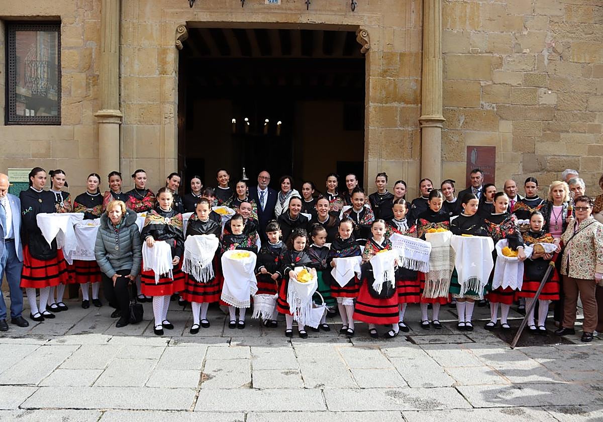 Doncellas y cofrades, a las puertas de la casa de la Cofradía del Santo.