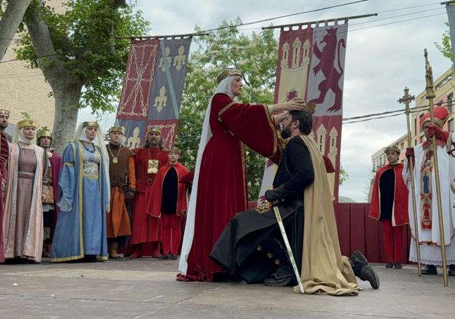 La reina Berenguela corona a su hijo Fernando III como monarca de Castilla en la representación histórica del paseo San Julián.