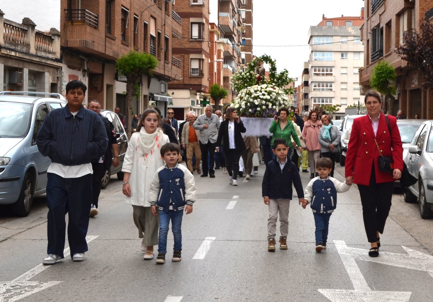 Procesión con San José por su barrio, en Calahorra.