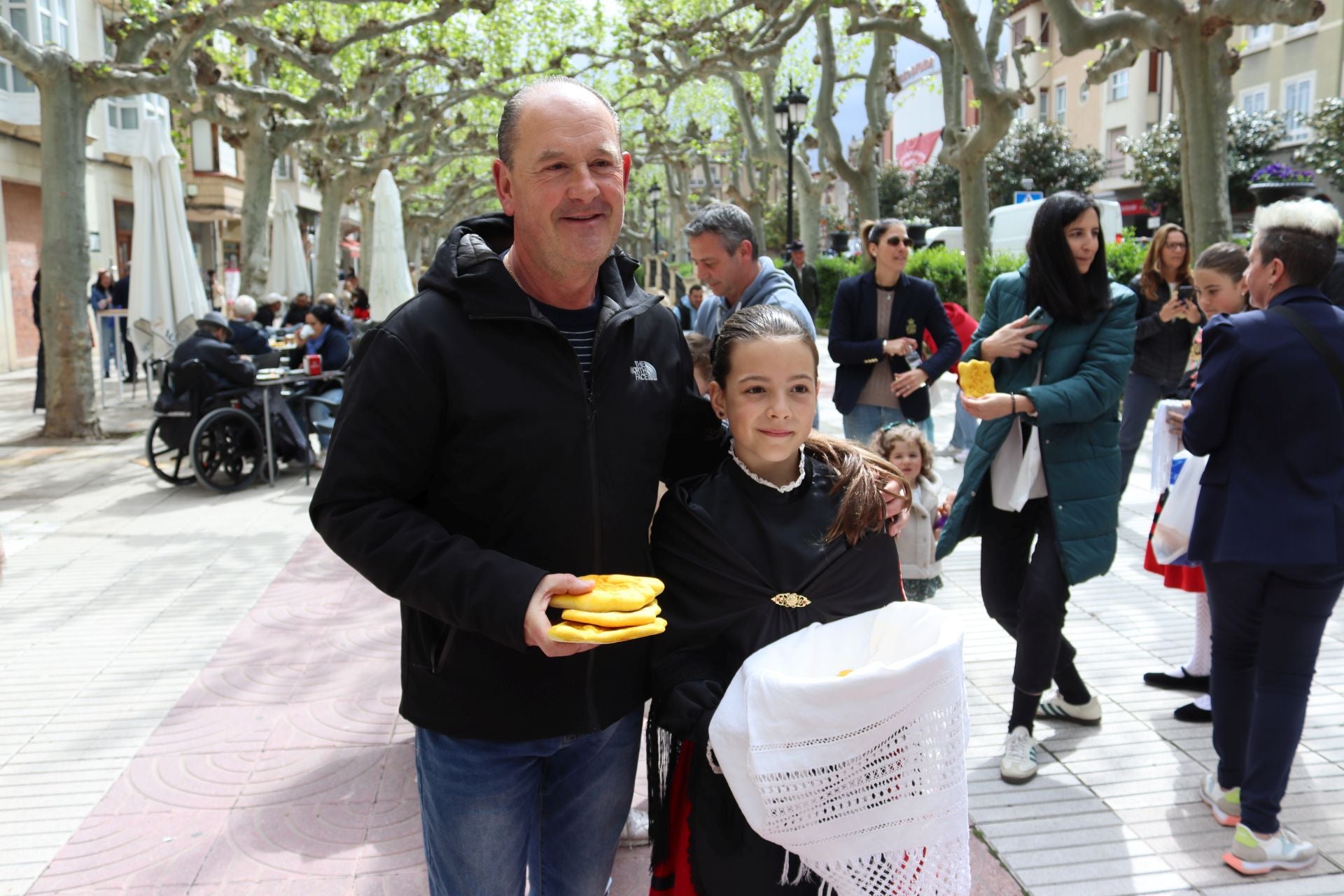 Las imágenes del reparto de panes en Santo Domingo