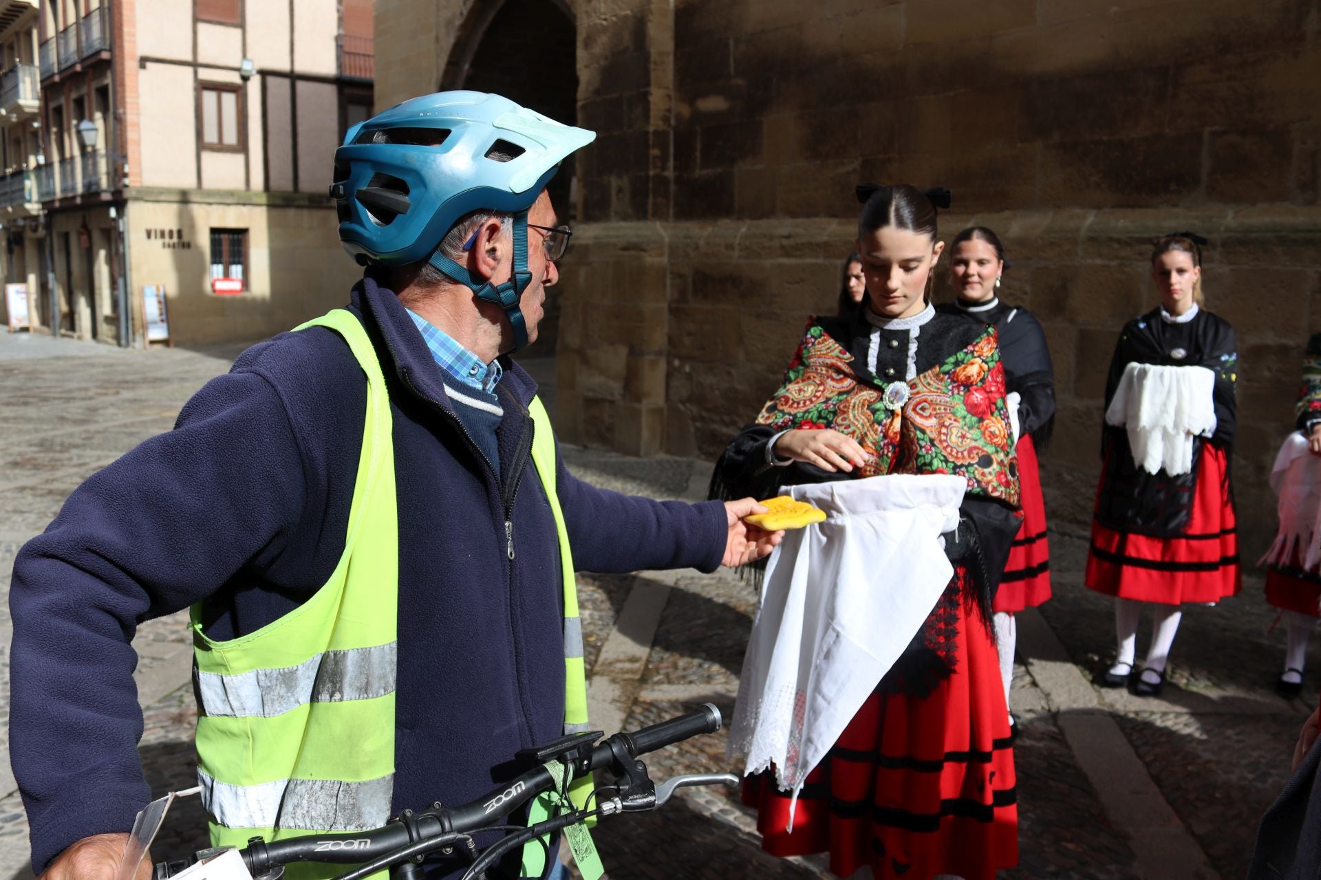 Las imágenes del reparto de panes en Santo Domingo