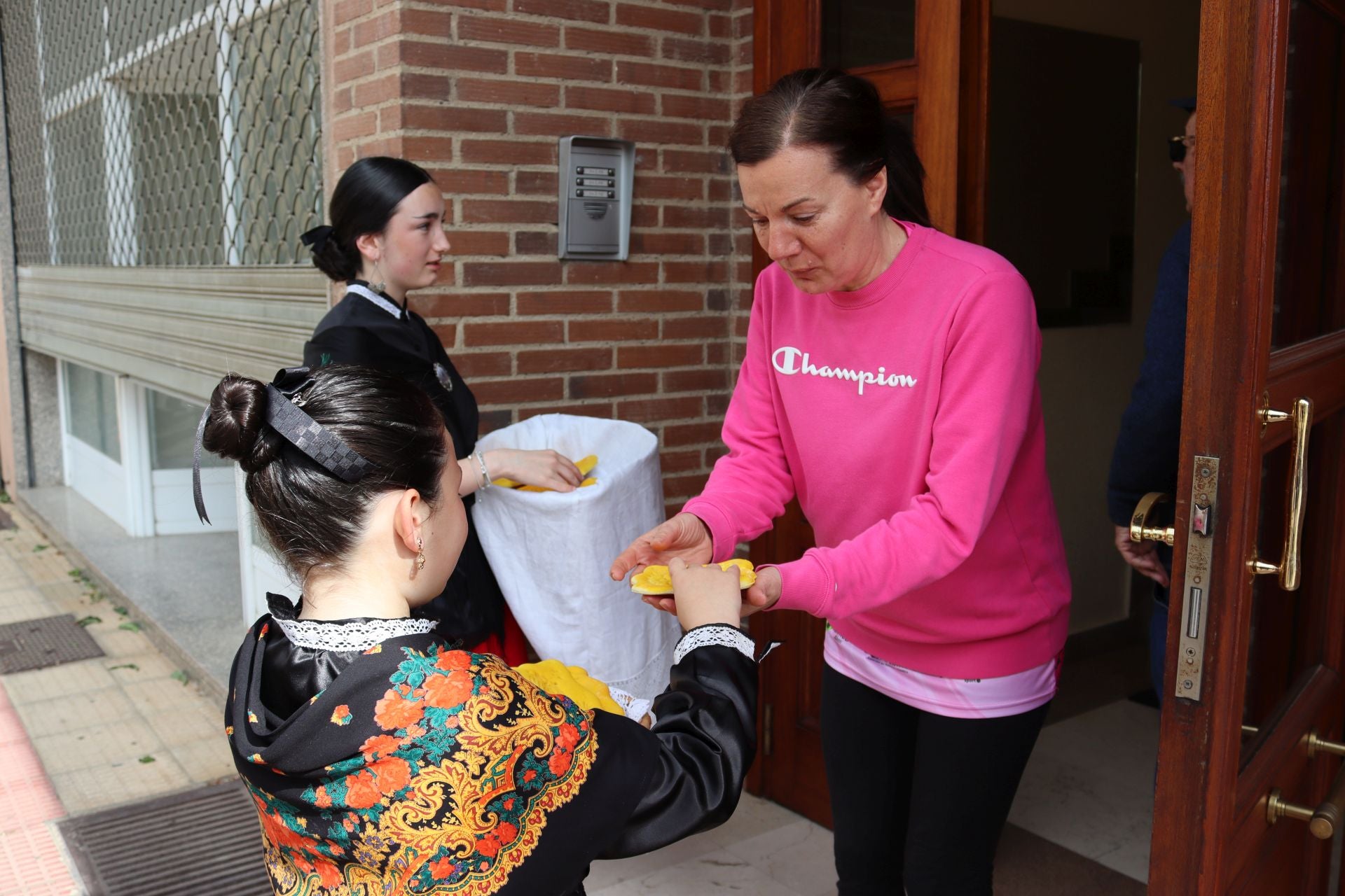 Las imágenes del reparto de panes en Santo Domingo
