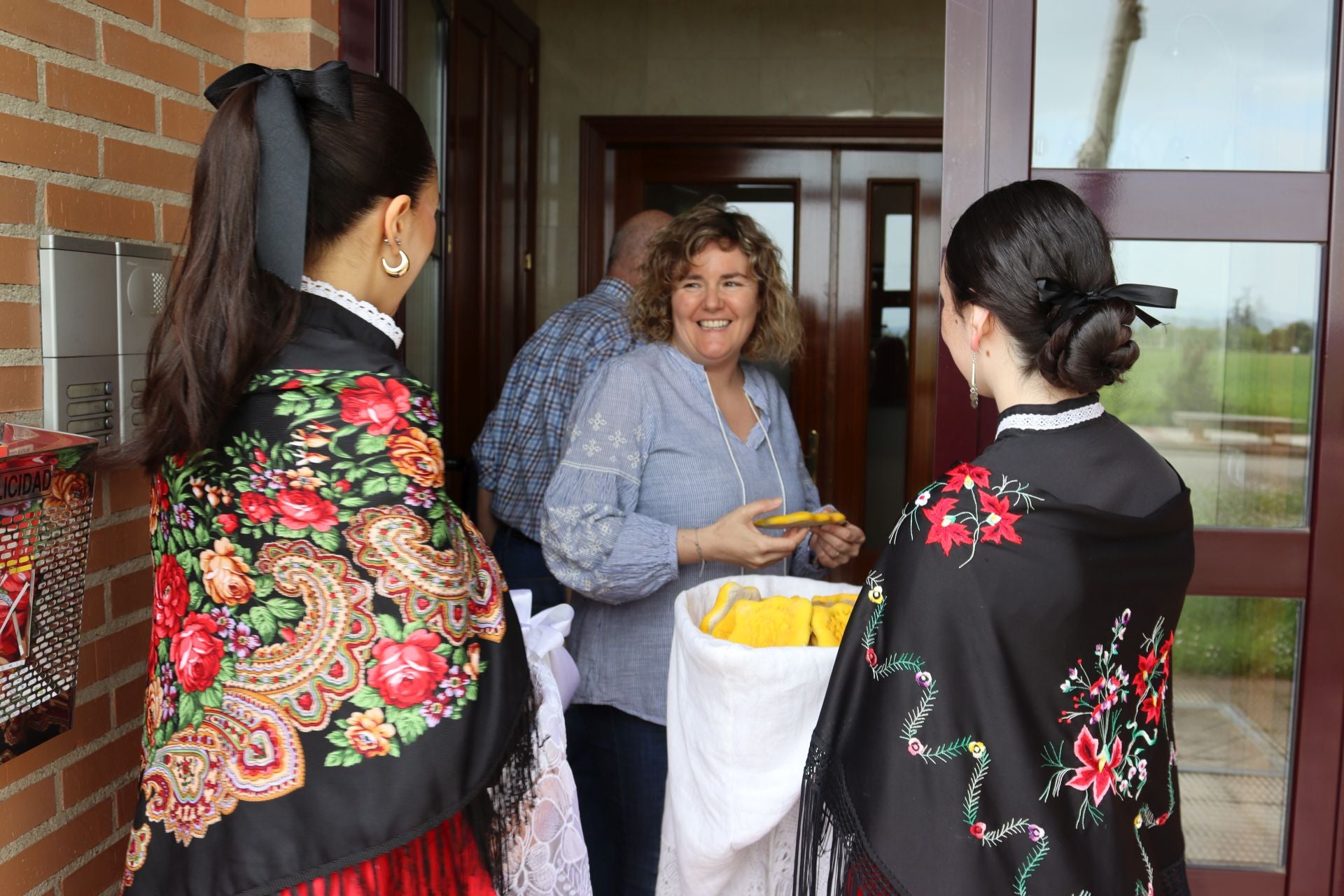 Las imágenes del reparto de panes en Santo Domingo