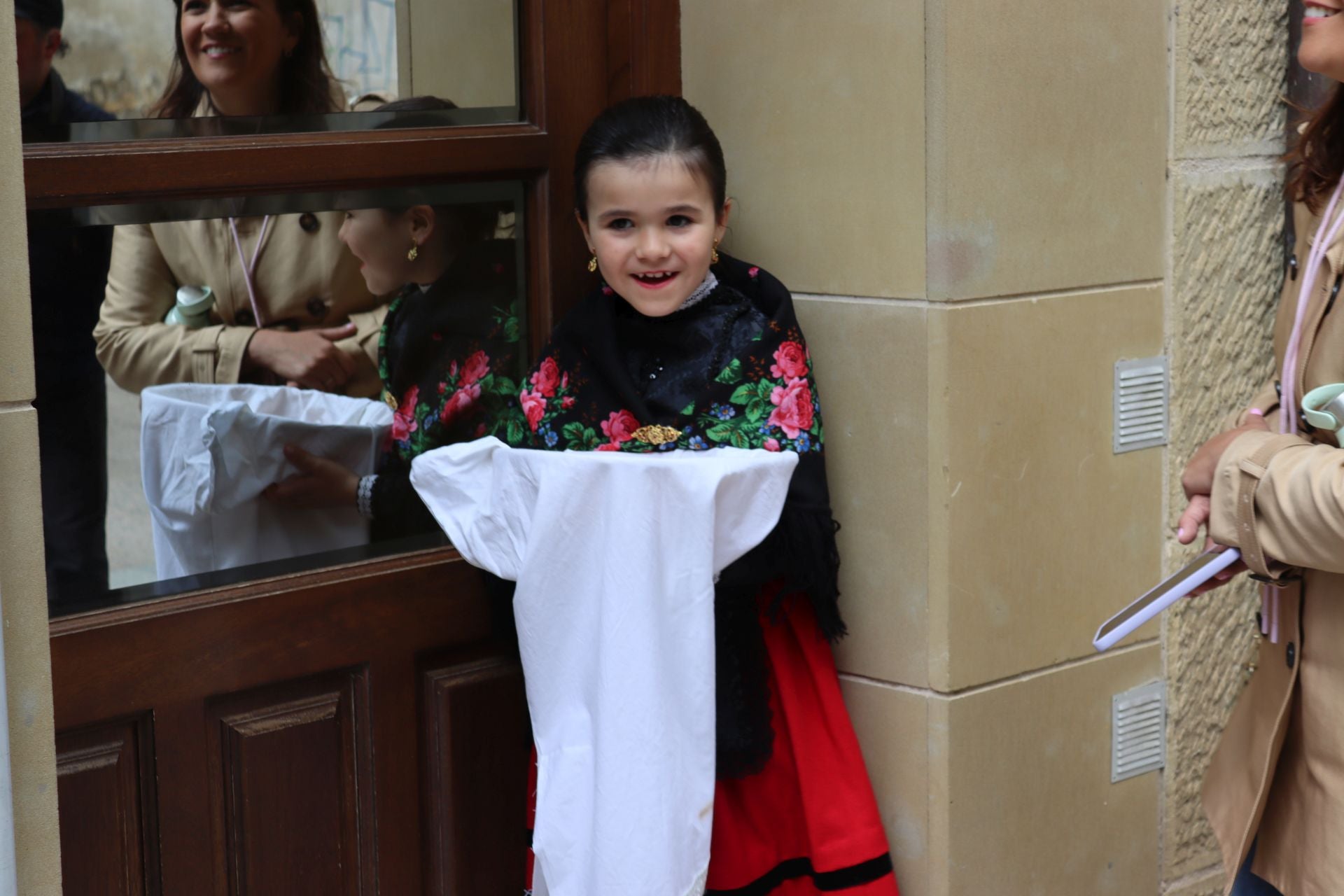 Las imágenes del reparto de panes en Santo Domingo