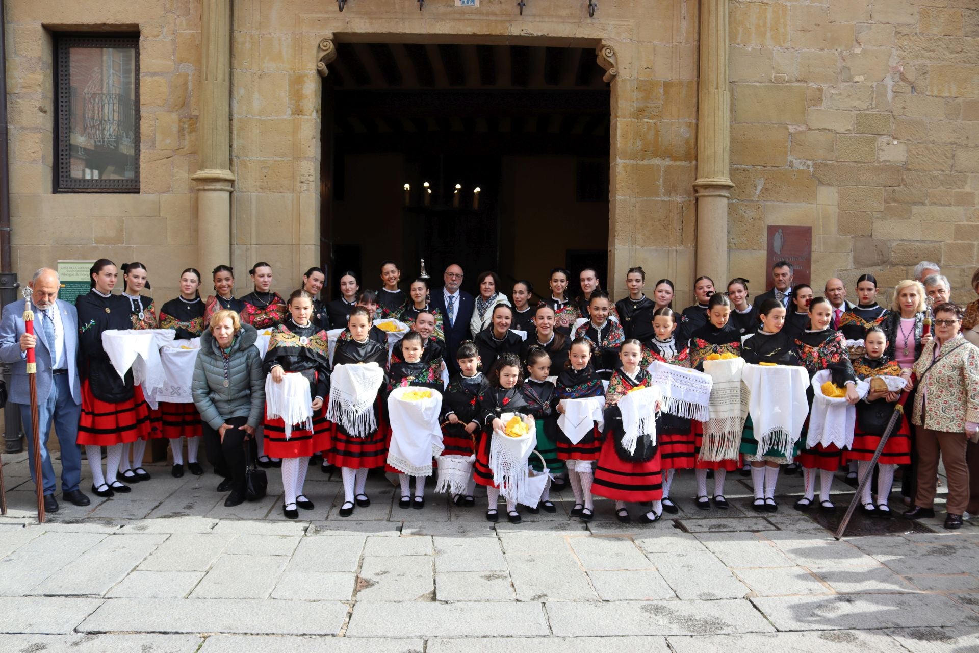 Las imágenes del reparto de panes en Santo Domingo