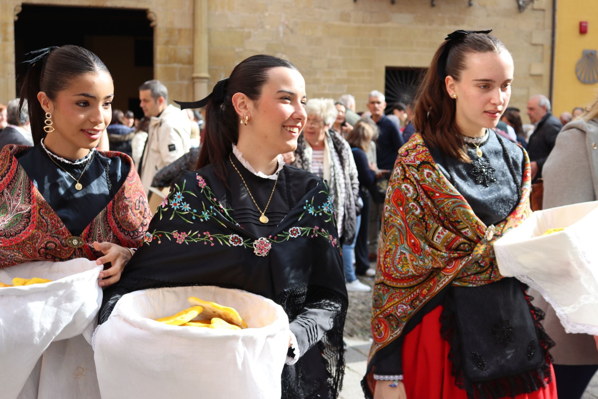 Las imágenes del reparto de panes en Santo Domingo