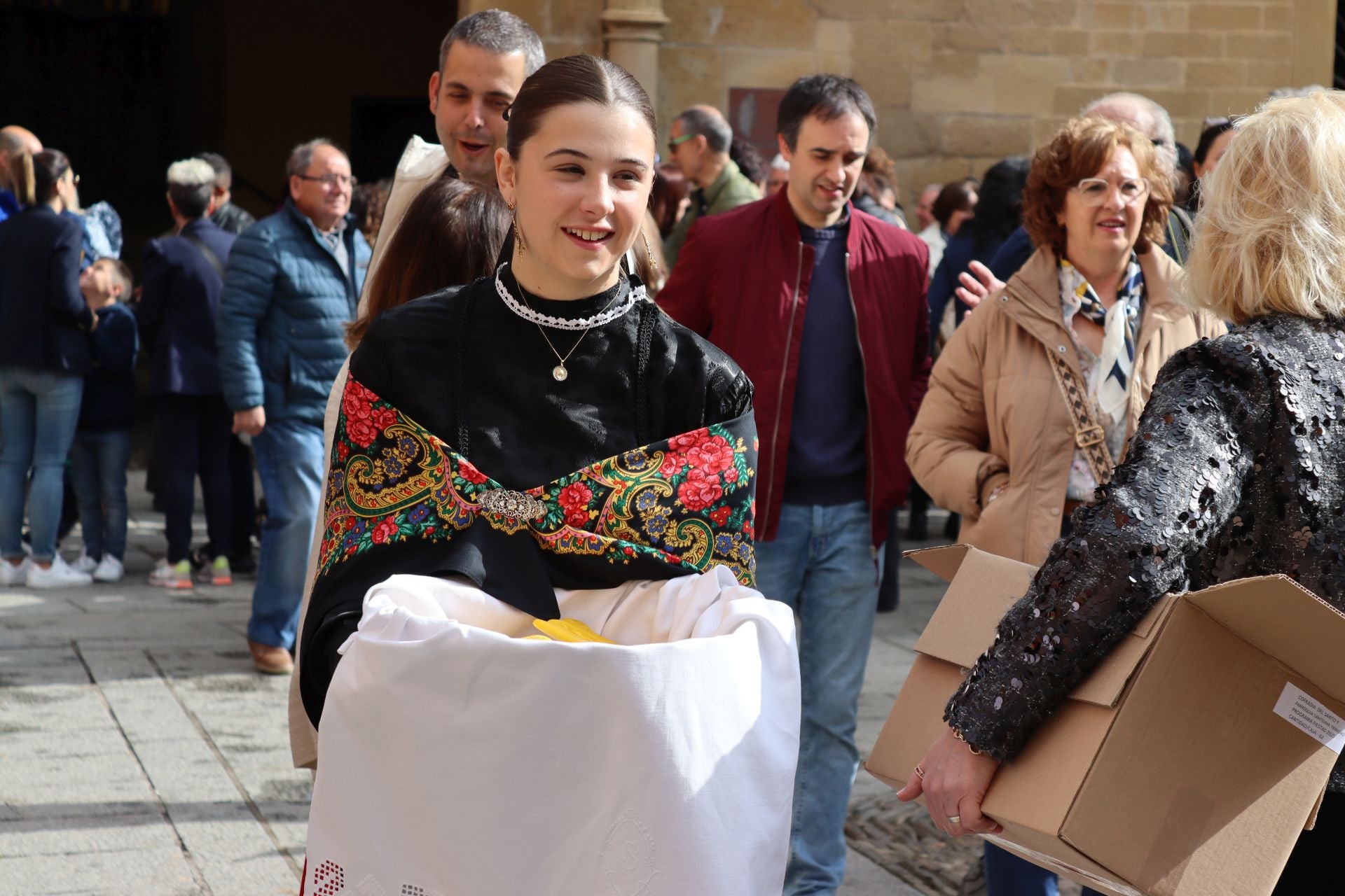 Las imágenes del reparto de panes en Santo Domingo