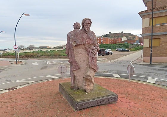 La escultura 'Caminos de Encuentro', varias veces vandalizada, es un doble homenaje de la ciudad tanto al de Santiago como al Ignaciano.