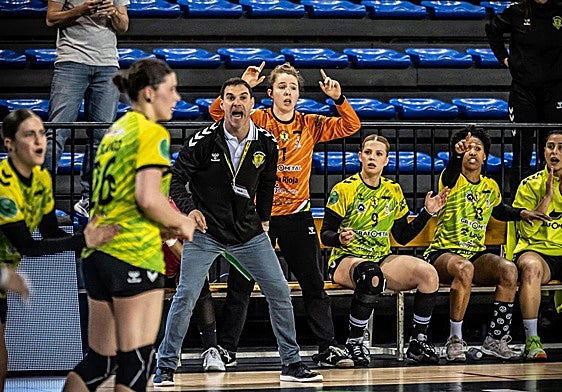 Luismi Ascorbe corrige a sus jugadores durante un partido.