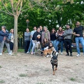 Un grupo de dueños de perros posa en la deteriorada zona de esparcimiento canino de Chiribitas.