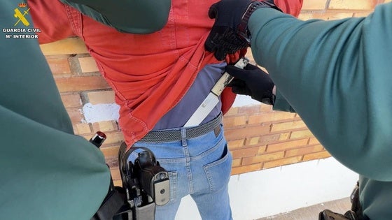 Cuchillos que utilizaba el detenido para intimidar a los vecinos.
