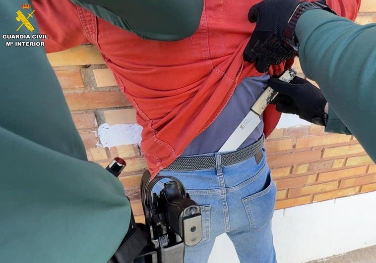 Cuchillos que utilizaba el detenido para intimidar a los vecinos.