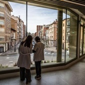 Profesionales sanitarios junto a las cristaleras del nuevo centro de salud La Villanueva, en Logroño